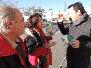 Tadeo García Zalazar le explica a los vecinos lo de Puntos Verdes y la reducción en el uso de bolsas plásticas.