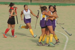 Abrazo de gol. Las chicas festejan la victoria por 2 a 1 ante Pumai en las semifinales del torneo.