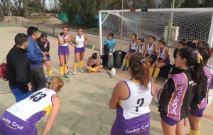 Charla técnica en el entretiempo del partido ante Pumai. Hasta ese momento el juego iba 1 a 1 en cancha de Maristas.