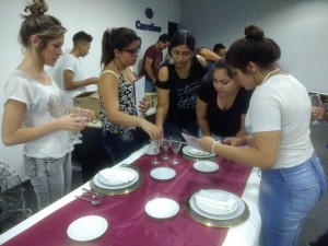 Numerosos jóvenes durante las clases de mozos.