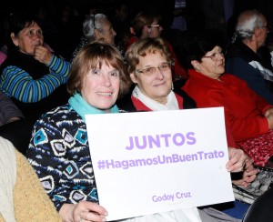 adultos mayores en el plaza 7