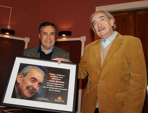 Intendente Alfredo Cornejo y el poeta Juan Gelman