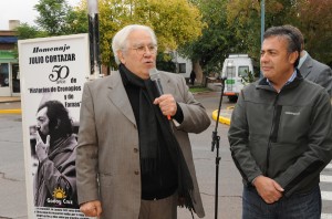 Tata Cedrón junto al Intendente Cornejo en el homenaje a Cortázar