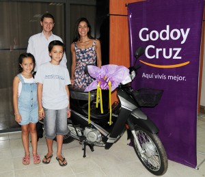 Cecilia Pereira, ganadora del concurso junto al Dir. de Rentas y Catastro  Miguel Catalano.
