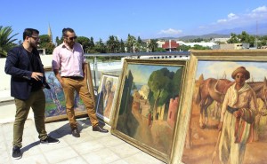 Guido García Zalazar y Claudio Fragapane observan algunas de las obras.