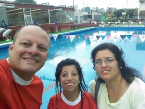 Marianela Mitchell junto a su profesor y su mamá en Justiniano Posse.