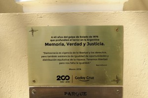 Así es la plaqueta que luce en el busto de Ricardo Alfonsín.
