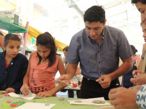 El presidente del HCD, César Cattaneo, se animó a hacer artesanías con arcilla.