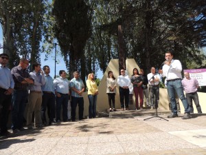 El intendente de Godoy Cruz dice unas palabras antes de descubrir la placa conmemorativa.