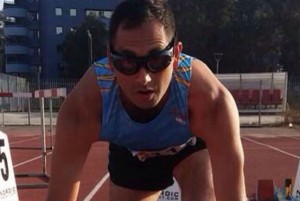 Pablo Gutiérrez se apresta a partir en los 110 metros con vallas.