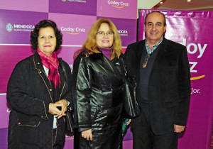 La historiadora Fabiana Mastrángelo, al centro, junto a Norma Dávila y José Fadda.