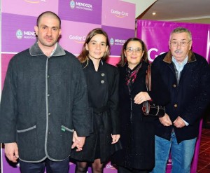 Florencia Santoni, directora de Vivienda de Godoy Cruz, junto a su esposo Martín Calabró y sus padres Elena Rousselle y Arturo Santoni.