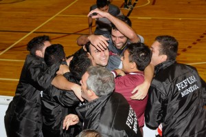 Festejo borravino. Los jugadores de Mendoza celebran el segundo gol, el del campeonato.