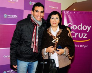 Mabel Rosales Lavalle, directora de Educación de Godoy Cruz, y su hijo Agustín Albornóz.