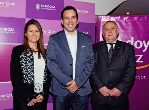 El intendente Tadeo García Zalazar junto a su esposa Cecilia y el secretario de Gobierno Ricardo Tribiño.