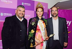 Diego Gareca, secretario de Cultura de la provincia, la reina departamental, Celeste López, y el director de Comunicación Social de Godoy Cruz, Diego Tinnirello.