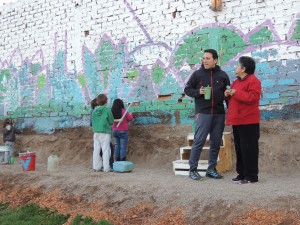 El intendente Tadeo García Zalazar dialoga con una vecina que le mostró su agradecimiento por las obras en la Ciclovía.