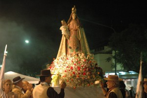 Con el golpe de reja del Intendente Tadeo García Zalazar, el espíritu renovado de todos los presentes se unirá en un fraternal brindis final y el vino nuevo comenzará a recorrer nuevamente la historia . DSC_0206