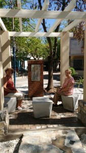 La pérgola donde se ubica la gruta de la Virgen es utilizada por las vecinas que se arriman a rezar. 7057c9b1-9021-4b4a-afef-0440c1eb16a8