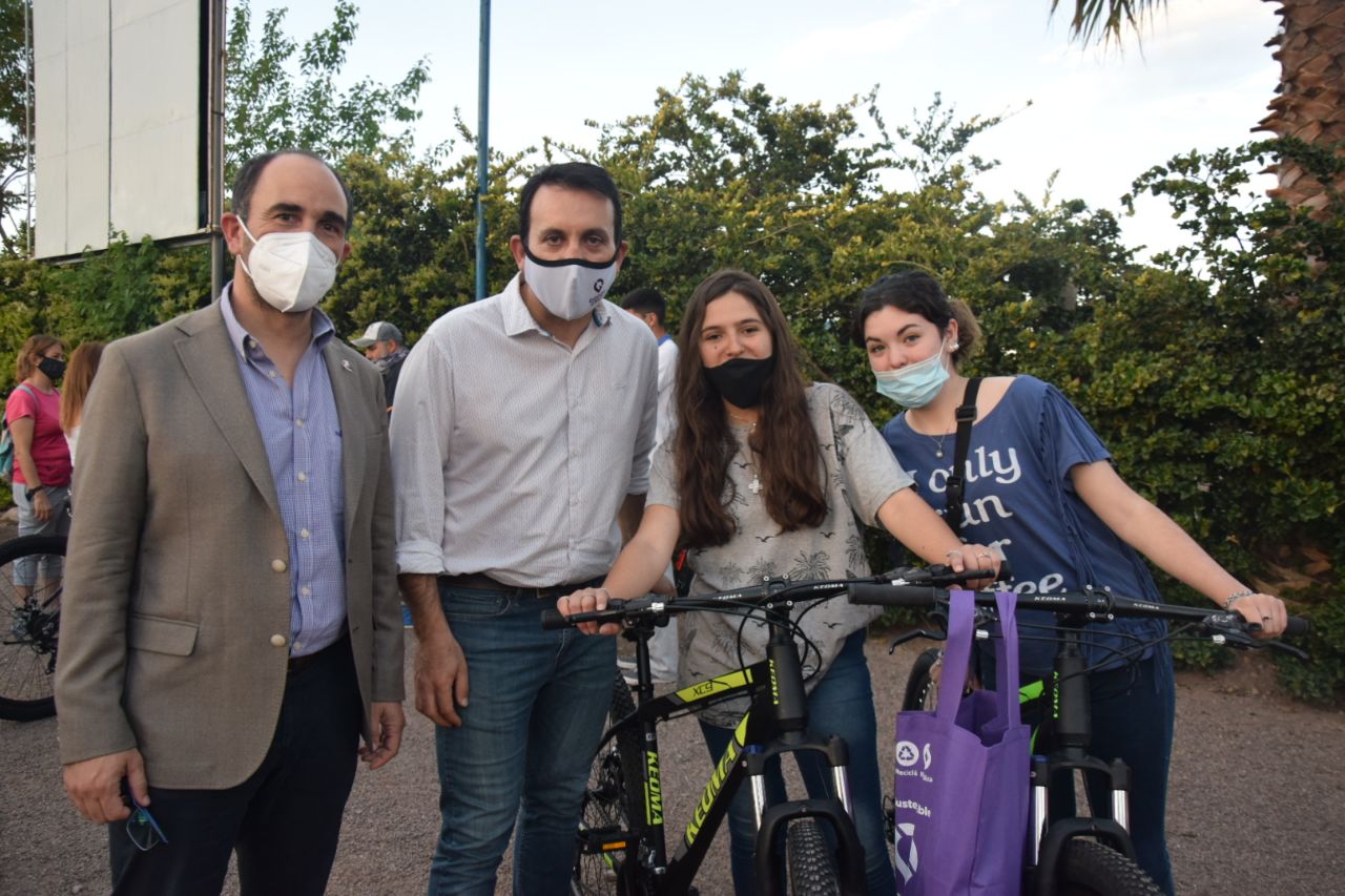 abanderados y escoltas con bicis
