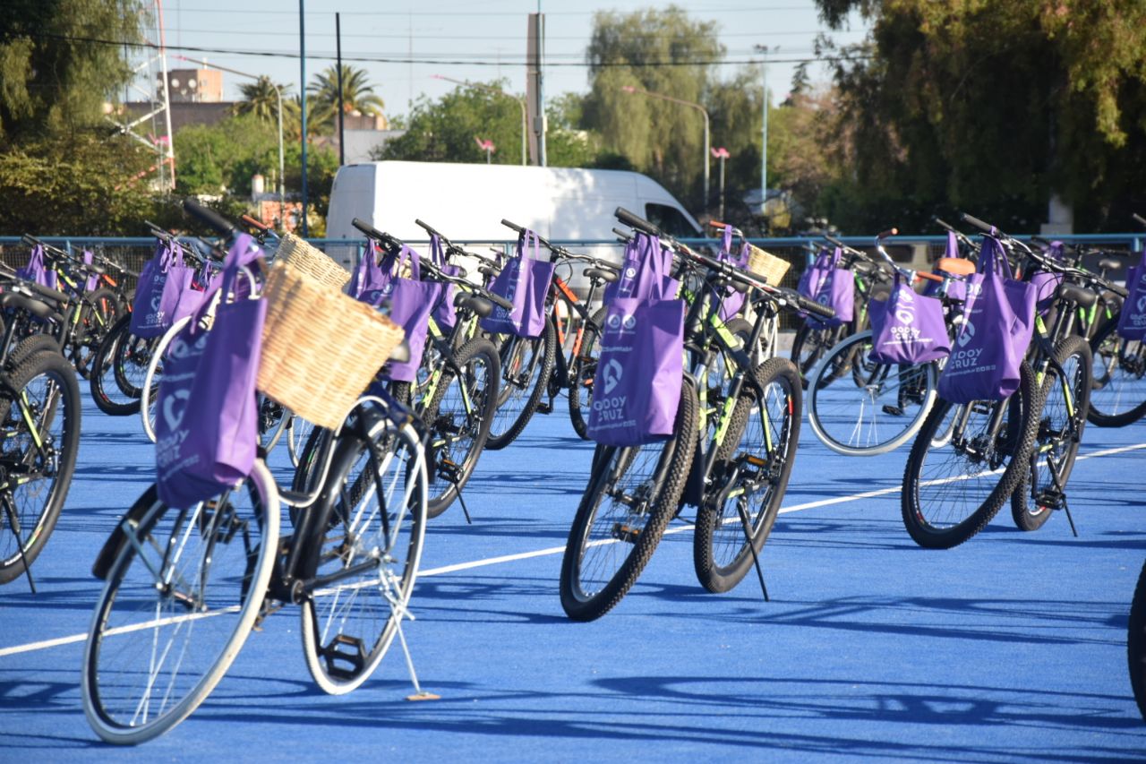 abanderados y escoltas con bicis