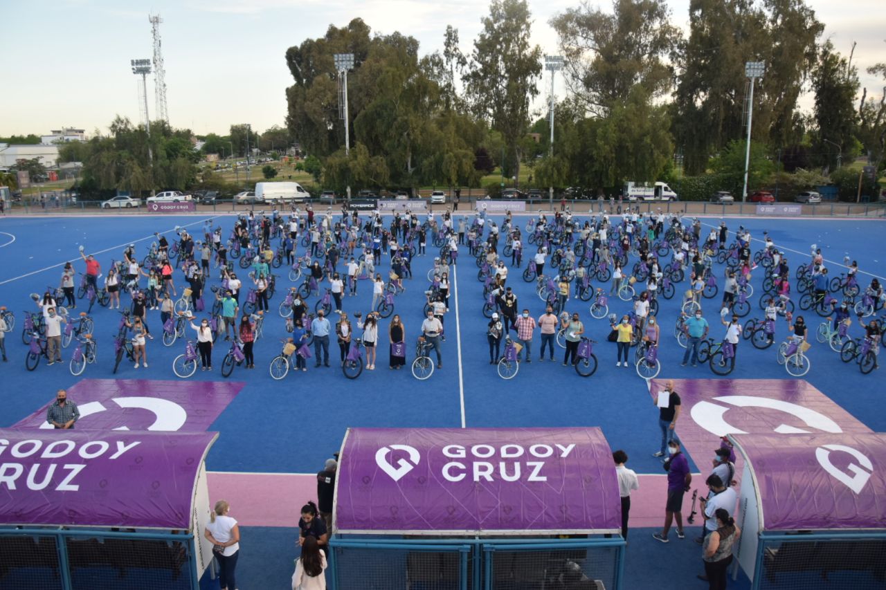 abanderados y escoltas con bicis