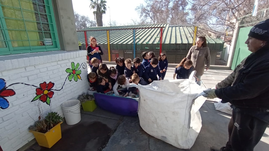 niños botellas plasticas recicla y juga