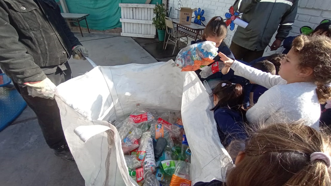 niños botellas plasticas recicla y juga