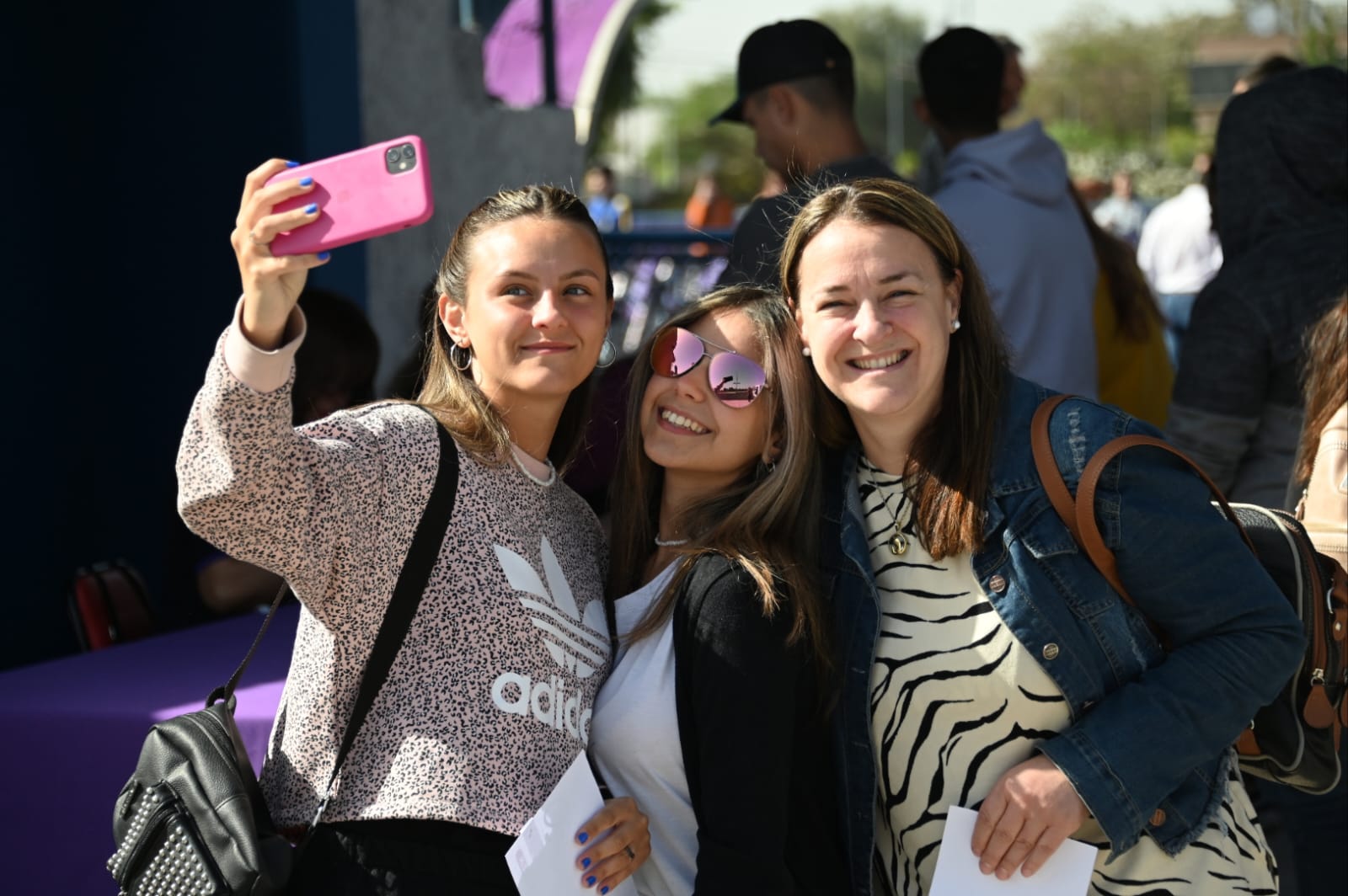 mujeres sacan selfie bicicletas